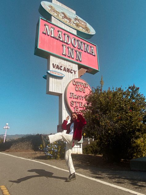 Madonna Inn Outfits, Madonna Inn Photoshoot, Motel Photoshoot, Trip Photoshoot, Bday Vibes, Dream Photoshoot, Madonna Inn, Outfit Photoshoot, Grad Pics