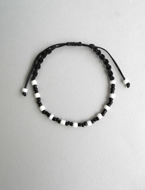 Rat Jewellery, Beaded Macrame Bracelet, Black Bead Bracelet, Tiny Bead Bracelet, White Beads Bracelet, Beaded Macrame, Jewelry Wax, Diy Beaded Bracelets, Gift Coworker