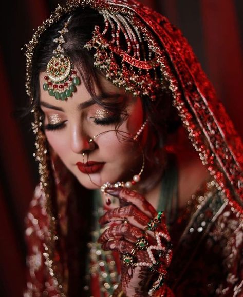 Jhoomar Designs, Pakistani Bridal Makeup Red, Bridal Dp, Wedding Short Hair, Bride Pic, Modern Bridal Hairstyles, Backlight Photography, Pakistani Makeup, Pakistani Brides