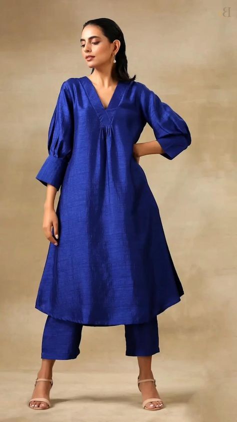 Silk Kurti Designs, Simple Kurta Designs, Designer Kurti Patterns, Simple Kurti Designs, Kurti Designs Latest, Stylish Short Dresses, Casual Indian Fashion, Long Kurti Designs, Kurta Neck Design