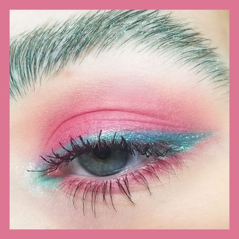 Pink Eyeshadow With Blue Eyeliner, Pink And Teal Eye Makeup, Pink Eyeshadow Blue Eyeliner, Pink And Mint Makeup, Eye Makeup Turquoise, Turquoise And Pink Makeup, Pink And Teal Eyeshadow, Pink Blue Makeup Looks, Pink And Blue Eyeliner