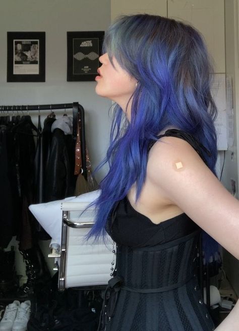 Dark Blonde Hair With Blue Highlights, Blonde Hair With Purple Highlights, Blonde Hair With Purple, Hair With Purple Highlights, Hair With Purple, Irl Icon, Blue Hair Aesthetic, Dark Blue Hair, Descendants 1