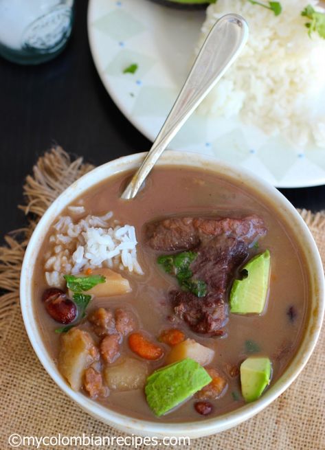 Sopa de Frijoles con Carne (Beans and Beef Soup) | My Colombian Recipes Cheeseburger Soup Crockpot, Salvadoran Food, Honduran Recipes, Colombian Recipes, Salvadorian Food, Con Carne Recipe, Ground Beef And Potatoes, Cheeseburger Soup, Colombian Food