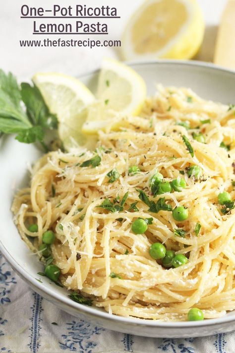 Delicious one-pot pasta with ricotta and lemon ready in the time it takes to cook the pasta; this is a perfect meal for any night of the week. Pasta With Ricotta, Pasta Italia, Fresh Pasta Recipes, Beef Pasta Recipes, Italian Cuisine Recipe, Quick Pasta Recipes, Ricotta Pasta, Beef Pasta, Lemon Ricotta