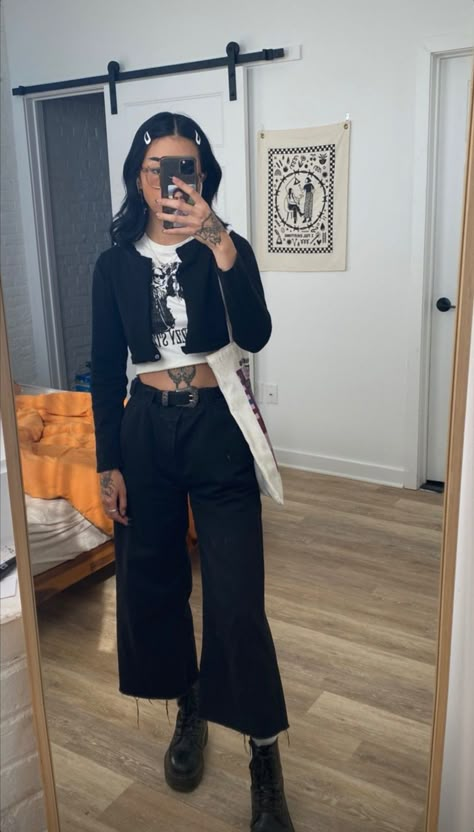 Meg Murayama outfits on Instagram. Modern Fashion #tattoos #blackoutfit #moderngrunge #fashioninspo 90s Black Outfits, Meg Murayama Outfits, Meg Murayama, Modern Goth Outfits, Goth Casual Outfits, All Black Outfit Aesthetic, Modern Retro Outfits, Normcore Outfits, Minimalist Grunge