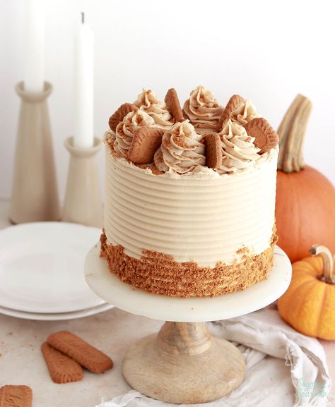 Spiced Pumpkin Biscoff Cake - Sugar & Sparrow Fall Cake Designs Birthday, Thanksgiving Dirt Cake, Pumpkin Biscoff Cake, Biscoff Cookie Cake, Fall Spice Cake, Thanksgiving Cakes Ideas, Gold Rosette Cake, Christmas Cake Flavors, Thanksgiving Cake Recipes