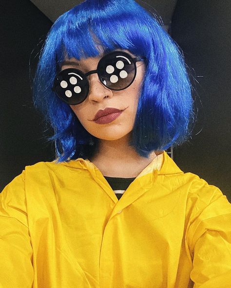 Adult Coraline Costume, Halloween Costumes For Blue Hair, Coraline Button Eyes Makeup, Coraline Costume Women, Coraline Diy Costume, Coraline Halloween Costume Ideas, Coraline Jones Costume, Easy Comic Con Outfits For Women, Blue Wig Costume Ideas