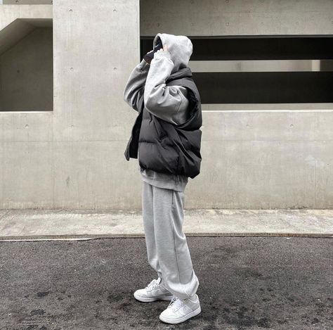 Baggy Sweatpants Outfit, Tomboy Streetwear, Gray Sweatpants Outfit, Winter Warm Outfits, Korean Street Fashion Men, Boys Winter Clothes, Kpop Fashion Men, Outfits Baggy, Cold Outfits