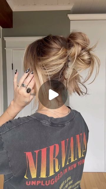 Style For Medium Length Hair, Should Length Hair Styles, Hair Top Knot, Medium Length Hair Up, Short Hair Updo Tutorial, Hair Clip Hairstyles, Medium Length Updo, Easy Care Hairstyles, Dark Blonde Hair Color