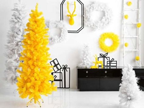 Yellow Christmas Tree Ideas, Yellow Christmas Tree Decorations, Yellow Christmas Decor, Yellow Christmas Decorations, Yellow Christmas Tree, Spongebob Christmas, Christmas Tree Yellow, Christmas Content, Christmas Yellow