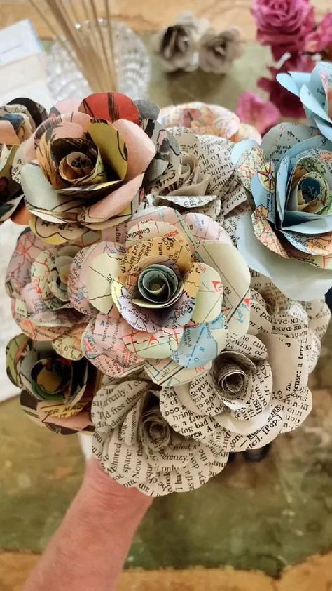 Newspaper Flowers, Book Page Crafts, Handmade Flowers Fabric, Handmade Flowers Paper, Paper Flowers Craft, Diy Paper Crafts Decoration, Diy Crafts Paper Flowers, Origami Crafts Diy, Fabric Flowers Diy