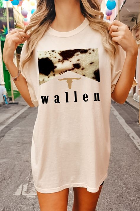 cow print on shirt, ivory shirt, woman with blonde hair, wallen t-shirt Cowgirl Summer Outfits, Boho Baddie, Wallen Shirt, Cowgirl Summer, Baddie Vibes, Country Music Shirt, Country Music Shirts, Morgan Wallen, Skull Shirt