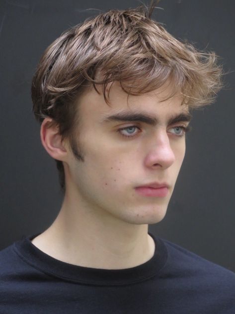 Lennon Gallagher, Mens Haircuts Straight Hair, Mens Fashion Week Street Style, Mens Haircuts Short Hair, Model Headshots, Human Body Anatomy, Mens Haircuts, Haircuts Short, Mens Haircuts Short