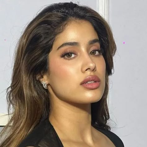 Janhvi Kapoor FC 😍😍 on Instagram: "Stunning 🖤🖤🖤🖤 @janhvikapoor" Jahnvi Kapoor Makeup, Janhvi Kapoor Makeup, Janhvi Kapoor Hair, Jhanvi Kapoor Makeup, Bollywood Makeup Looks, Model Face Aesthetic, Pretty Brown Skin Women, Jahnavi Kapoor, Bollywood Women