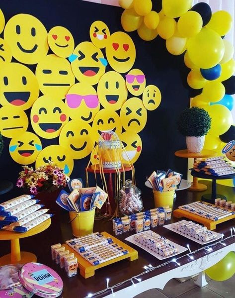 Epic Emoji, Emoji Party Decorations, Emoji Decorations, Party Emoji, Freshers Party, Emoji Birthday Party, Emoji Party, Emoji Birthday, Smiley Faces