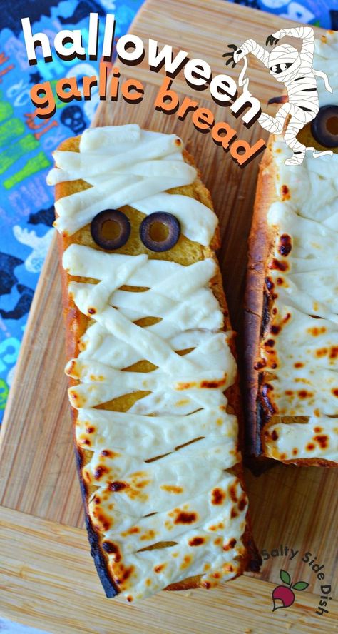 mummy garlic bread. Garlic Bread Ideas, Halloween Food Hacks, Halloween Food Dishes, Olive Eyes, Frozen Garlic, Frozen Garlic Bread, Spooky Dinner, Halloween Food Dinner, Halloween Themed Food