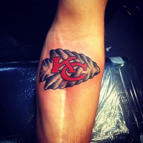 I'm going to get a K.C. Arrowhead on my foot!!! Kansas City Chiefs Tattoo For Women, Kc Chiefs Tattoo For Women, Kc Chiefs Tattoo, Kansas City Chiefs Tattoo, Kc Tattoo, State Tattoo Ideas, Chiefs Tattoo, Badass Sleeve Tattoos, Tattoo Pieces