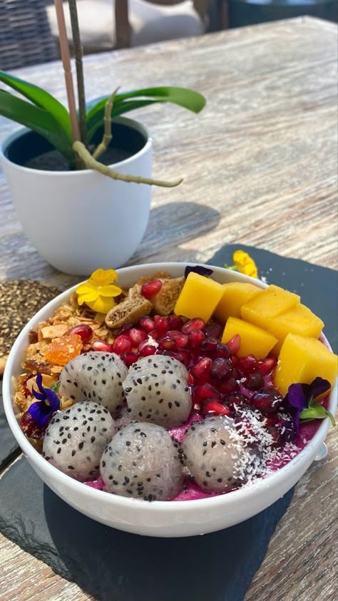 Dragon Fruit Acai Bowl, Fruit Acai Bowl, Dragon Fruit Bowl, Pitaya Bowl, Fruit Aesthetic, Dragon Bowl, Acai Fruit, Tropical Food, Sun Aesthetic