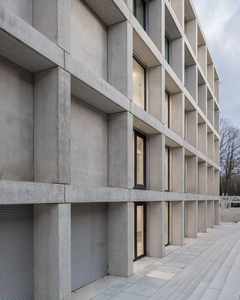 KAAN Architecten completes a new base for the Institut des Sciences Moléculaires d’Orsay in France | News | Archinect Hospital Architecture, Concrete Buildings, Physical Chemistry, Concrete Facade, Concrete Architecture, Concrete Building, Van Damme, Precast Concrete, Exterior Cladding