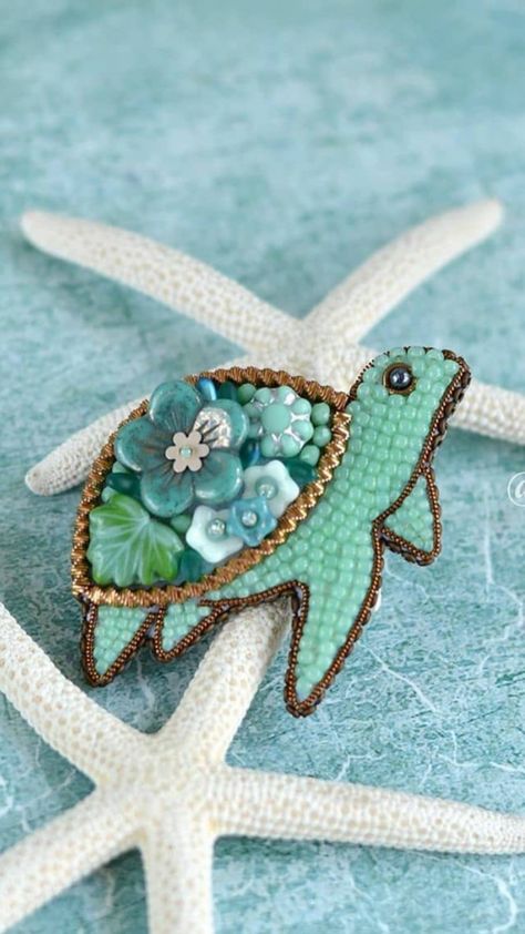 Native American Beadwork Patterns, Turtle Brooch, Diy Bead Embroidery, Felt Beads, Motifs Perler, Beadwork Embroidery, Bead Embroidery Tutorial, Brooch Diy, Bead Sewing