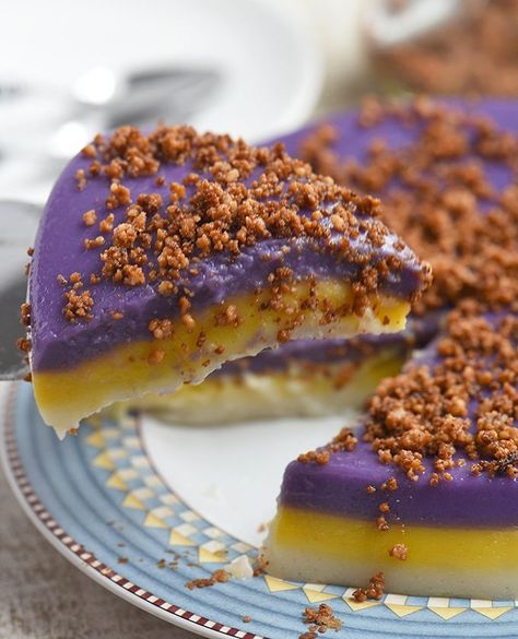 Sapin-Sapin is as tasty as it is pretty! Soft, chewy, and topped with golden latik, this Filipino steamed glutinous rice cake is a delicious midday snack or after-dinner dessert. Cake Aesthetic Design, Cake Pictures Aesthetic, Sapin Sapin Recipe, Kalamay Recipe, Filipino Rice Cake, Filipino Rice, Panlasang Pinoy Recipe, Kawaling Pinoy, Filipino Dessert Recipes