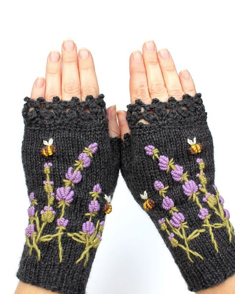 Diy Goodie Bags, Glove Pattern, Crochet Gloves Pattern, Snow Flakes Diy, Gloves Pattern, Gloves Design, Crochet Fingerless Gloves, Christmas Gifts For Girlfriend, Crochet Gloves