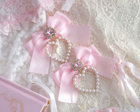 Romantic baby pink satin hair bow , alligator hair clip , rhinestone pearl bow , luxury kawaii pastel princess accessories ♡ bow width approx 7cm ♡ Alligator clip Pink Princess Aesthetic, Princess Accessories, Pastel Princess, Baby Pink Satin, Kawaii Valentine, Valentines Accessories, Satin Hair Bow, Alligator Hair Clip, Soft Pink Theme