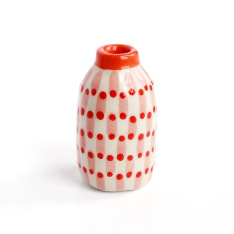 Ceramic mini vase in earthenware. Pink and red stripes on a white background, orange lips. Perfect as a soliflore or to welcome a tiny bouquet! Hand-made in our Paris workshop.  Height: approx. 5 cm Mexican Glassware, Ceramic Cafe, Orange Lips, Cerámica Ideas, Pottery Crafts, Diy Pottery, Painted Vases, Mini Vase, Ceramics Ideas Pottery