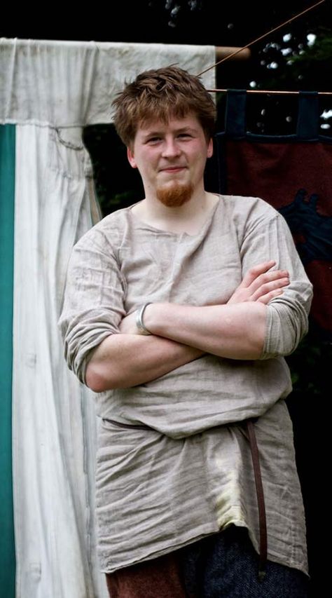 Simple linen viking shirt - short t-tunic pattern.A bit simpler than the viborg shirt, but effective. Viking Costume Diy Mens, Simple Tunic Pattern, Historical Clothing Men, Vikings Costume Diy, Medieval Costume Diy, Anglo Saxon Clothing, Viking Clothes, Mens Tunic, Leicester Uk