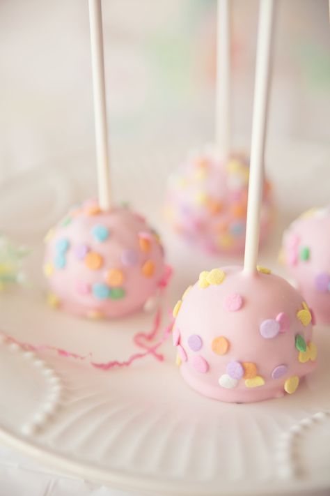 Some chocolate cake pops with pink candy coating and confetti sprinkles on plate. Pig Cake Pops, Rainbow Cake Pops, Yummy Chocolate Cake, Greta Gris, Pink Cake Pops, Peppa Pig Birthday Cake, Pink Snacks, Pig Birthday Cakes, Chocolate Cake Pops