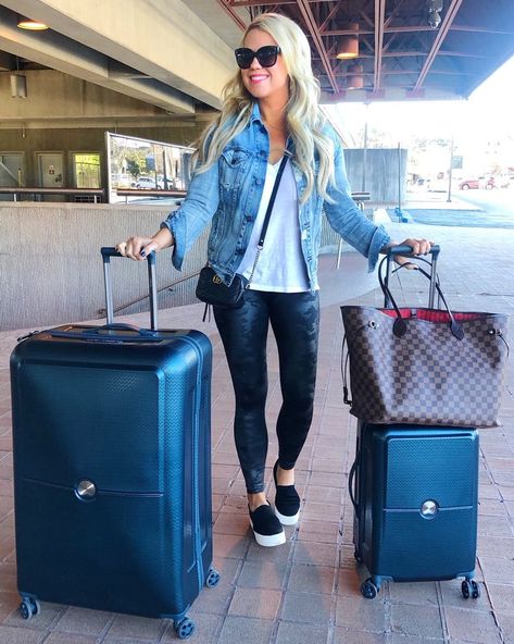 Airport Outfit. What to Pack for a trip to Palm Beach | Edit by Lauren Airport Outfit Cold To Hot, Airport Outfit Spring, Airport Outfit Winter, Airport Outfit Summer, Beach Outfit Ideas, Flight Outfit, Cute Travel Outfits, Vacation Outfit Ideas, Airplane Outfits