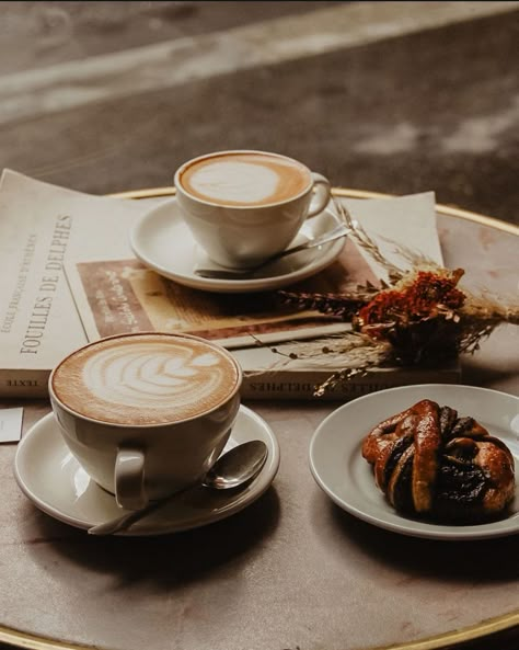 Two Coffee Cups Aesthetic, Coffee Shop Aesthetic, Coffee Obsession, Coffee Photography, Coffee Cafe, Coffee Addict, Coffee Break, Coffee Tea, Vision Board