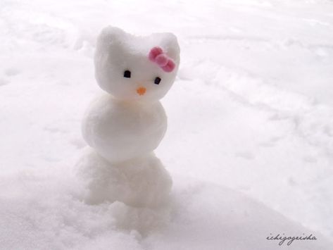 @Kaelei Hello Kitty House, Ice Art, Snow Sculptures, Snow Art, Snow Fun, I Love Winter, Build A Snowman, Kitty Wallpaper, Cute Snowman