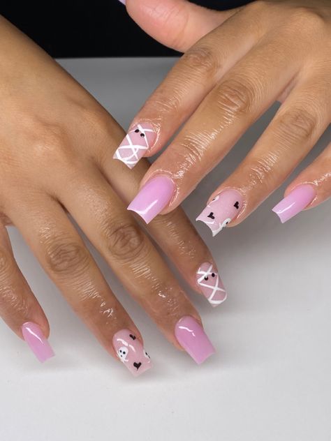 Nails Acrylic Halloween Simple, Simple Halloween Nails Medium, Halloween Nails Medium Coffin, Happoween Nails, Halloween Pink Nails Short, Cute Nail Ideas Halloween, Short Acrylic Nails October, October Nail Inspo Short, Cute Halloween Nails Coffin