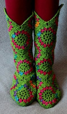 Granny Square Slippers, Square Boots, Crochet Slipper Boots, Gilet Crochet, Crochet Boots, Boots Patterns, Crochet Hexagon, Crochet Booties, Crochet Socks