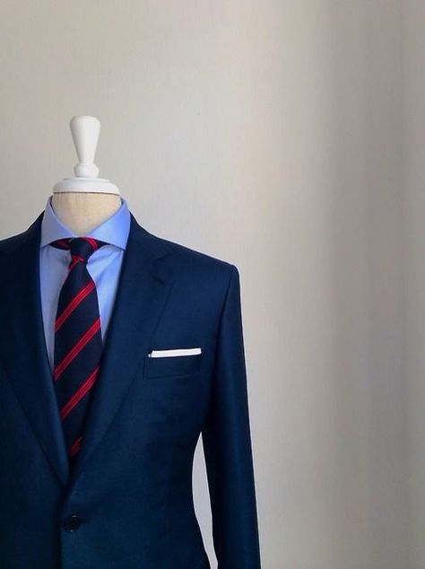 . Tie With Blue Suit Men, Blue Shirt Red Tie, Navy Suit Blue Shirt, Blue Suit Red Tie, Navy Blue Suit Men, Suit With Red Tie, Navy Suits, Costume Africain, Suit Combinations