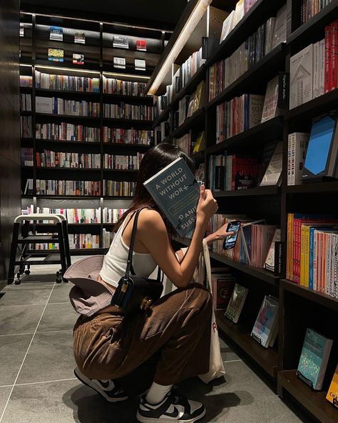 Library Pose Ideas, Library Pose, Public Aesthetic, Reading In Public, Black Sheep Of The Family, Home Photo Shoots, Library Aesthetic, College Aesthetic, Classroom Language