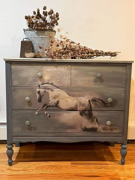 Horse Decoupage, Decoupage Papers, Rustic Bedroom Decor, Decoupage Furniture, Diy Furniture Renovation, Furniture Rehab, Horse Decor, Painted Dresser, Furniture Renovation