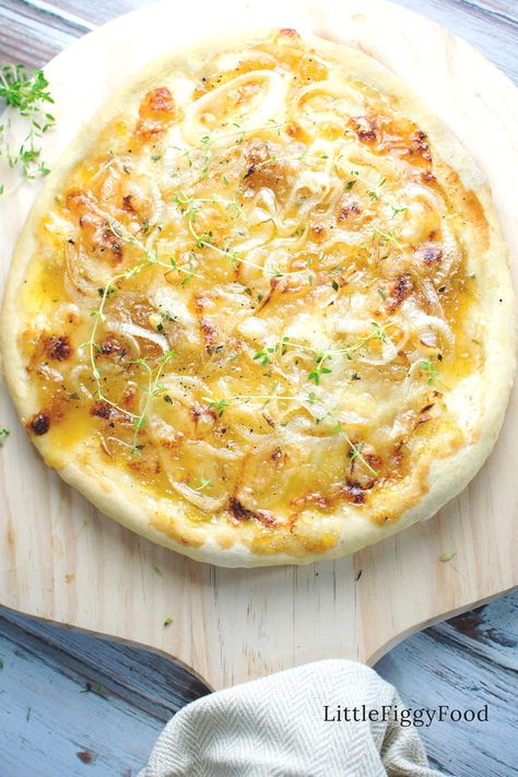 Brie Pizza, Fig Pizza, White Pizza Recipes, Onion Pizza, Carmelized Onions, Fries Recipe, Pizza Recipes Homemade, Flatbread Pizza, Caramelized Onion