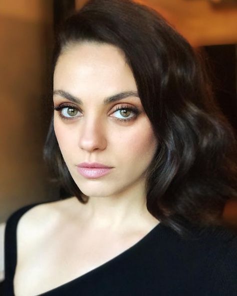 10 Celebrity Haircuts To Try This Fall Mila Kunis Short Hair, Mila Kunis Eyes, Makeup For Round Eyes, Protruding Eyes, Jackie Burkhart, Hair Short Bob, Celebrity Haircuts, Deep Set Eyes, Shoulder Length Bob