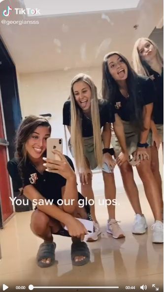 Funny Tik Toks To Do With Your Best Friend, Friend Group Pics Aesthetic, Tik Toks To Do With Friends, Tik Toks To Do With Your Best Friend, Fun Tiktoks To Make With Friends, Best Friends Videos Edits, Best Friend Tiktoks, Friend Tiktoks, Natural School Makeup