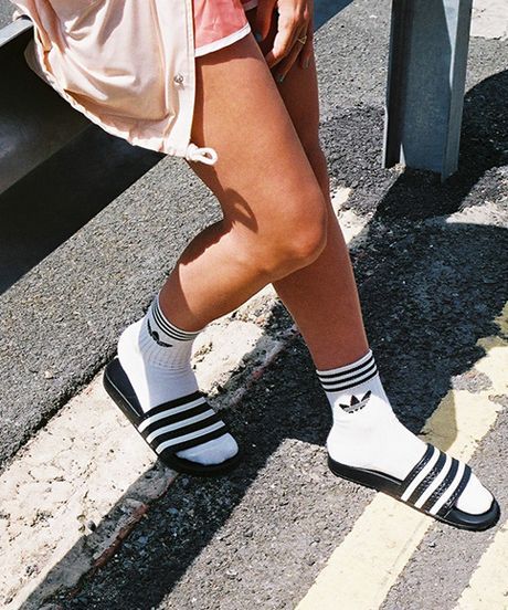 Adidas Socks Outfit, Slides With Socks, Looks Adidas, Nike Slippers, Adidas Sandals, Slides Outfit, Adidas Socks, Jordan Sneaker, Adidas Slides