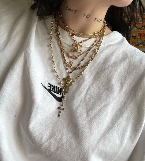 Lot of Jewlery aesthetic / necklaces Lots Of Necklaces Aesthetic, Lots Of Jewelry Aesthetic, Lots Of Necklaces, Jewlery Aesthetic, Necklace Outfit, Streetwear Outfit, Cute Jewelry, Fashion Inspo, Street Wear