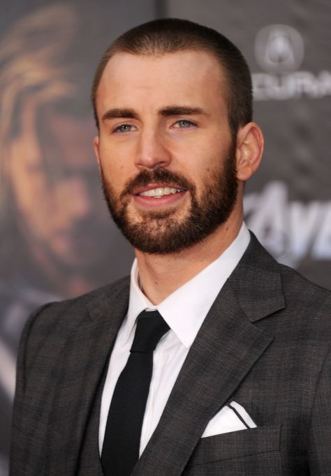 17 Buzz Cuts That Will Convince You to Shave Your Head Photos | GQ Avengers Premiere, Chris Evans Haircut, Chris Evans Beard, Chris Evans Shirtless, Trendy Mens Hairstyles, Round Face Men, Chris Evans Funny, Celebrity Haircuts, Shaving Your Head