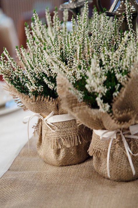 Burlap Wedding Decorations, Rustic Burlap Wedding, Rustic Wedding Decorations, Deco Champetre, Burlap Wedding, Wedding Table Decorations, Diy Centerpieces, Wedding Table Centerpieces, Rustic Wedding Decor