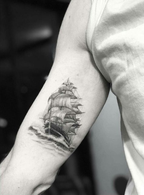 Tattoos Arm Mann, Traditional Ship Tattoo, Tattoo Homme, Sailboat Tattoo, Boat Tattoo, Whale Pictures, Whale Tattoo, Sailor Tattoos, Pirate Tattoo