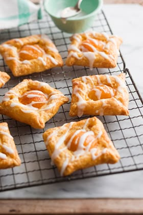 Apricot Custard Danish pastries Apricot Danish, Custard Danish, Danish Recipes, Danish Pastries, Apricot Recipes, Puff Pastry Desserts, Cakes Slices, Danish Pastry, Danish Food