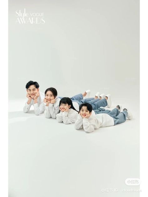 Model Family Photoshoot, Family Photo Concept, Asian Family Photography, Family Studio Photography Poses, Family Photo Studio Concept, Family Of 4 Picture Poses, Family Studio Session, Galery Photo, Studio Family Portraits