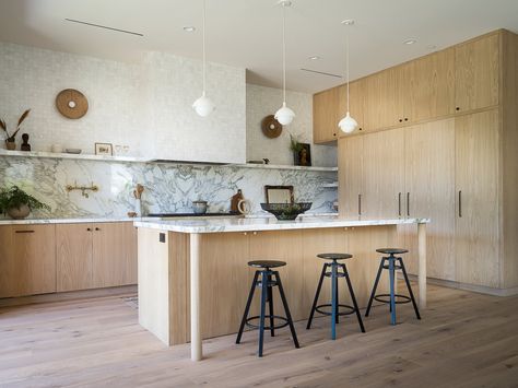 Photos from This Sunny Los Angeles Home Defines “Scandifornian” Style Scandifornian Style, California Casual Style, Organic Modern Kitchen, Inspirational Photos, Emily Henderson, California Casual, Los Angeles Homes, Kitchen Photos, In Kitchen