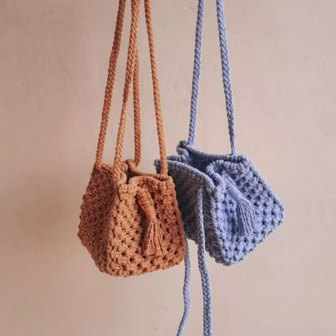 Tas Macrame, Crochet Poncho Patterns Easy, Bohemian Bag, Crochet Poncho Patterns, Bohemian Bags, Tooth Brush, Crochet Fashion Patterns, Macrame Bag, Macrame Ideas